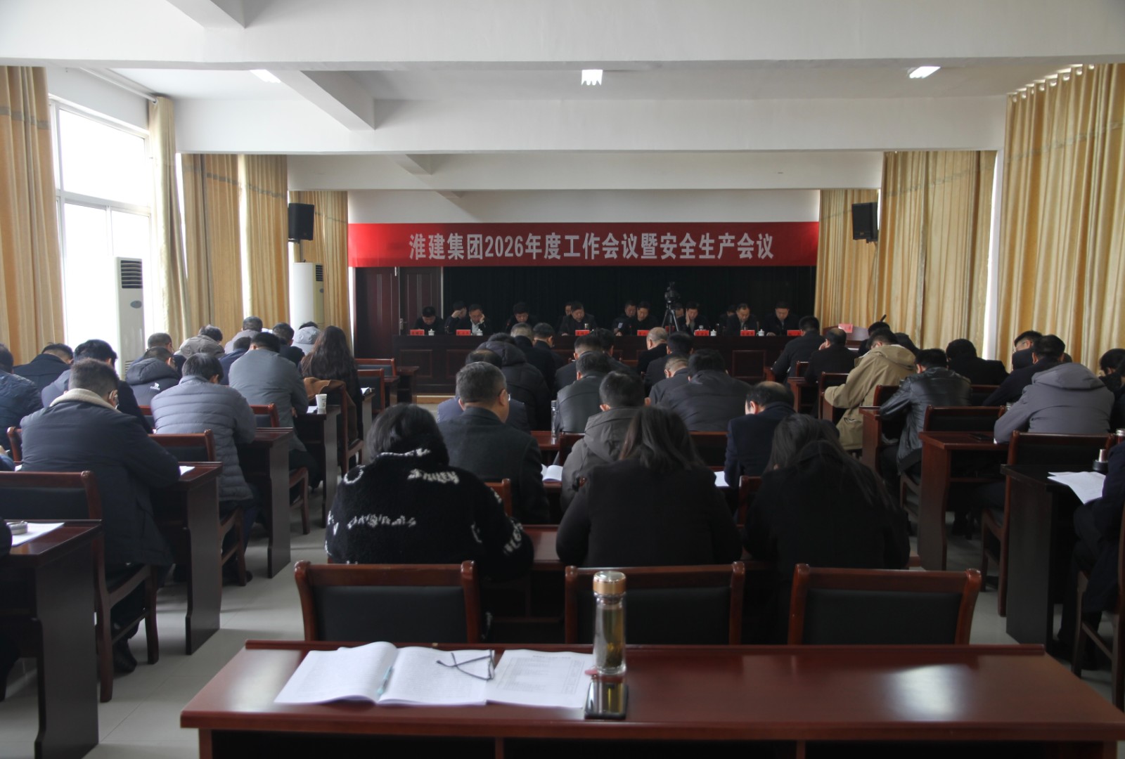 百尺竿头思更进  策马扬鞭再奋蹄